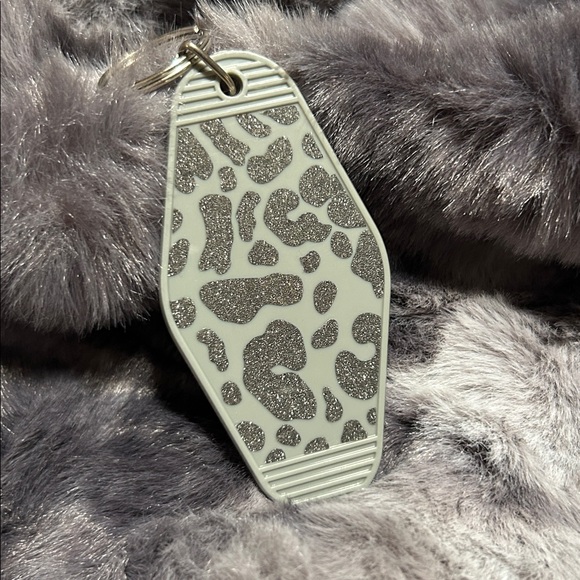 Leopard Print Keychain - Picture 4 of 4